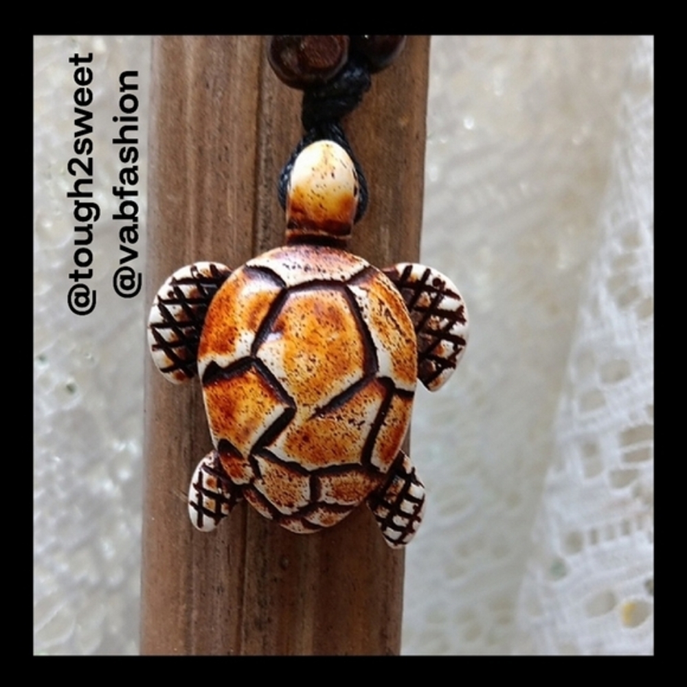 ARTISAN CARVED RESIN BOHO TURTLE ADJUSTABLE PENDANT NECKLACE/GIFT BOXED (D)